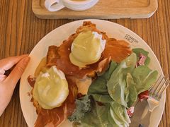 班尼迪克蛋-Common Table · Brunch & Coffee