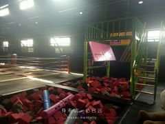-嘿哟动霸CHUA·新潮玩运动娱乐中心·蹦床滑冰团建乐园
