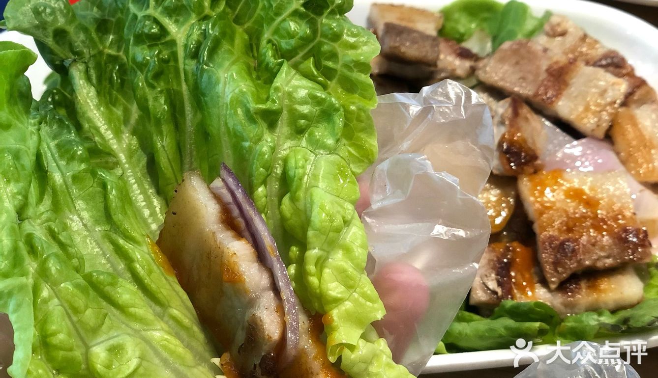 烤好的五花肉沾点酱汁，一定要配大蒜片了，完全吃不腻