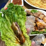 烤好的五花肉沾点酱汁，一定要配大蒜片了，完全吃不腻