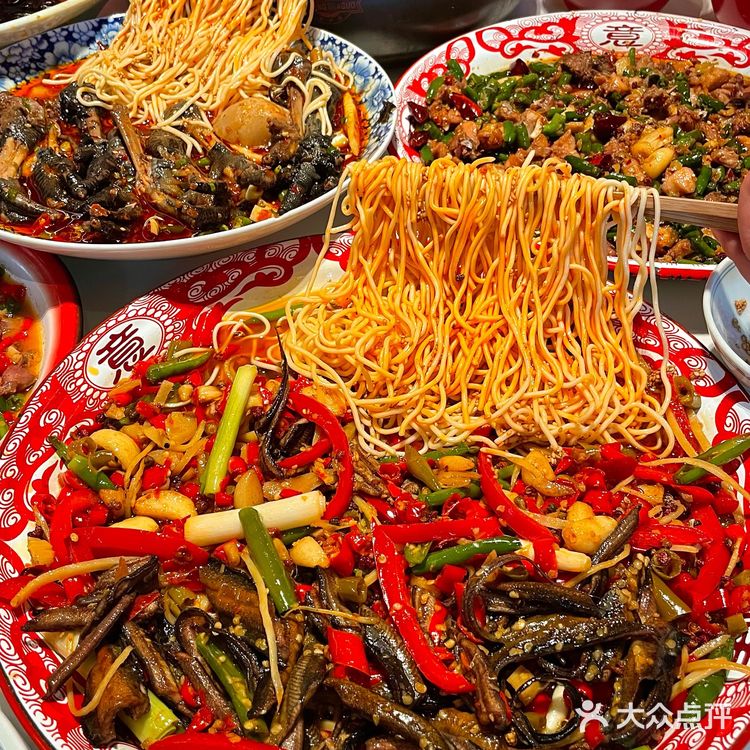 喜欢成都的理由很简单!火爆鳝鱼面算一条吧