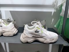 -URBAN REVIVO(高德置地广场·春广场店)