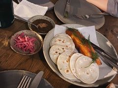 烟熏三文鱼配烤饺子皮和芥末籽酱-BOR Eatery(安福路店)