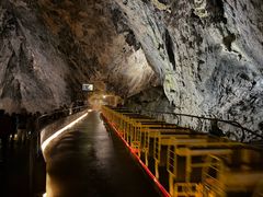 -波斯托伊纳溶洞