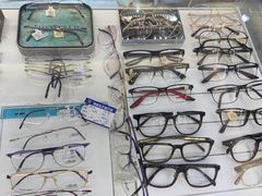 -美式眼镜·授权蔡司.依视路.尼康.豪雅.明月(人民广场店)