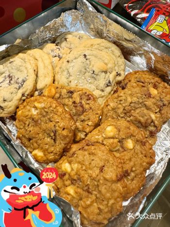 感谢在美国的好朋友送给我自制的巧克力饼干，上面放的一