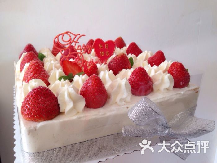 8寸方形草莓奶油蛋糕