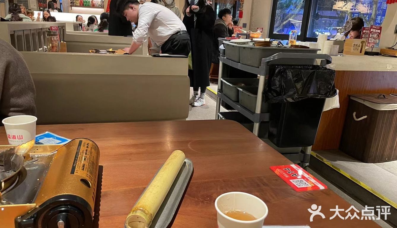 让人感受到宾至如归的待遇。而那独特的云南酸汤汤底