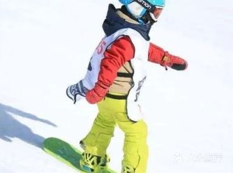 可可爱爱的萌娃来滑雪咯