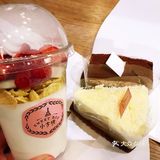 一会会时间来了好几拨人。甜点都用纸盒装着