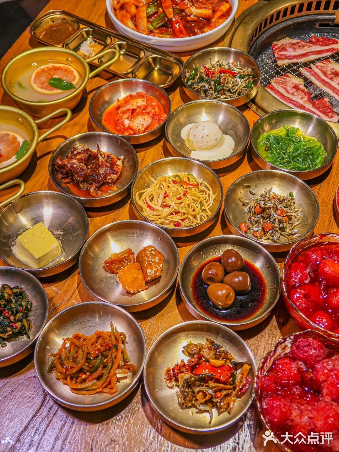  重庆‼️大碗果酒配烤肉🥩滋滋冒油！宝藏韩料店