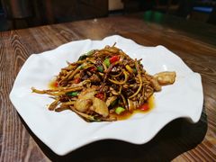 五花肉炒鲜茶树菇-举炊·寻湘记·新鲜现炒(临平西子国际店)