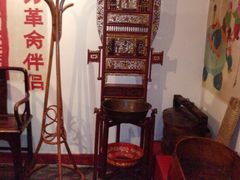单间里的老式洗脸架子-向阳屯食村