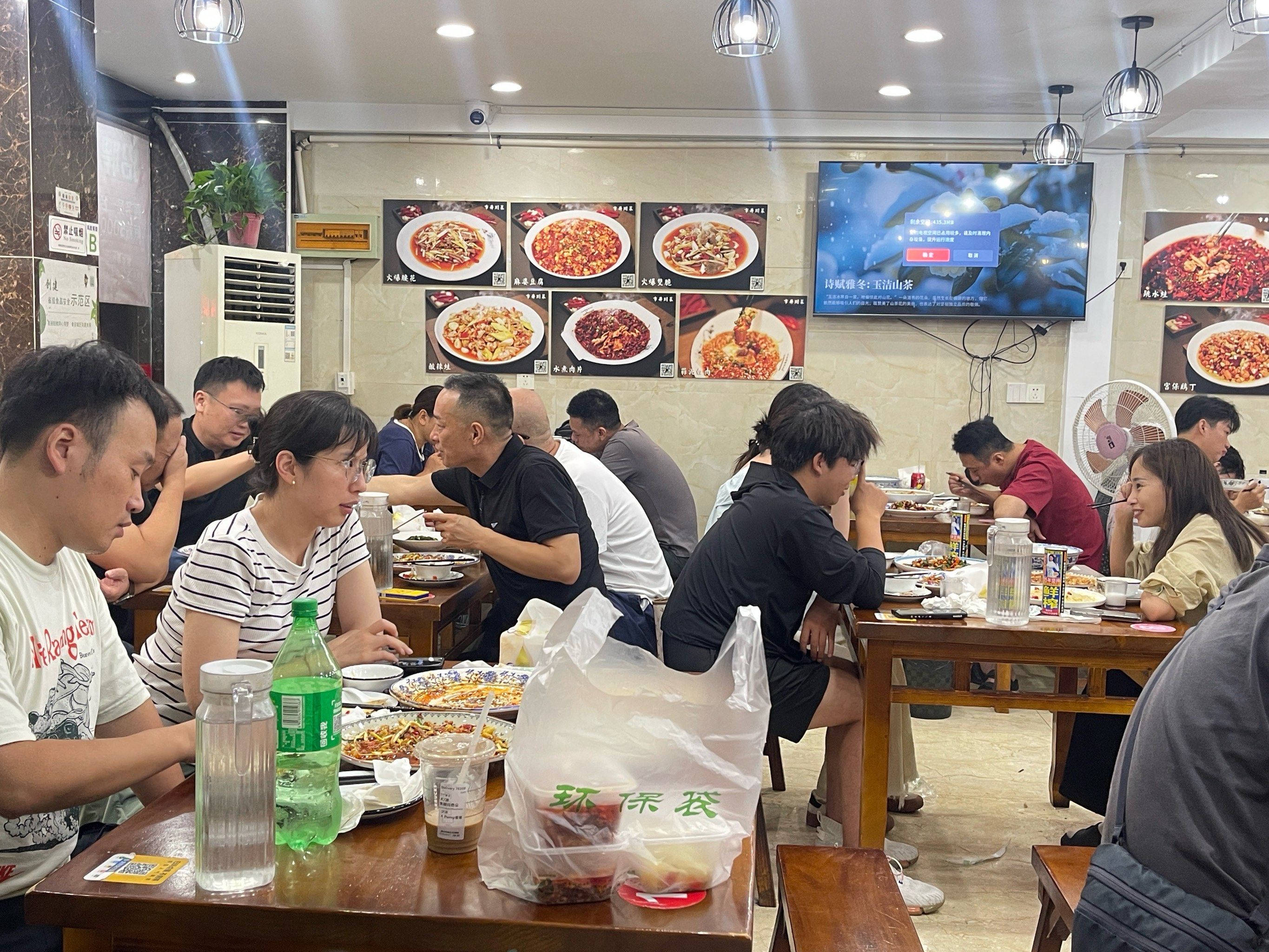 人潮涌动的餐馆