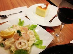 海鲜沙拉和芝士蛋糕-必胜客(天鹅湖万达店)