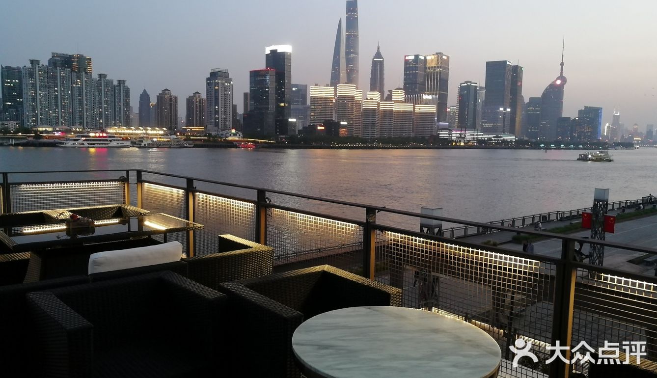 吹着夏风,目光追随着那一只只江鸥,自由地翱翔在浦江上空