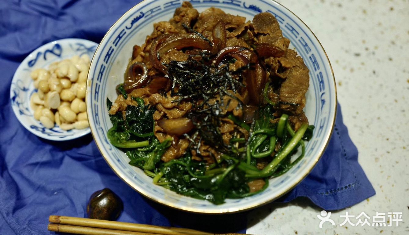 牛肉丼，烧烧15分钟，拍拍照15分钟，吃吃5分钟。