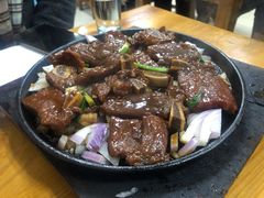 铁板黑椒牛排-老白酒农家菜馆