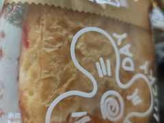草莓酱酥皮面包-来噻布布 Lets BUBU
