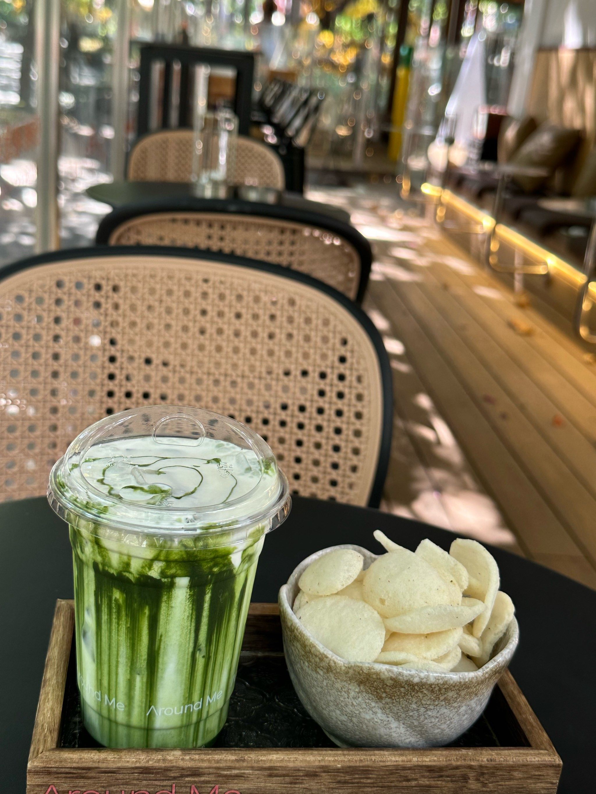点了店里的招牌藻einspanner 甜度适中 位置很赞