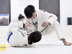 -菠萝格斗巴西柔术训练馆