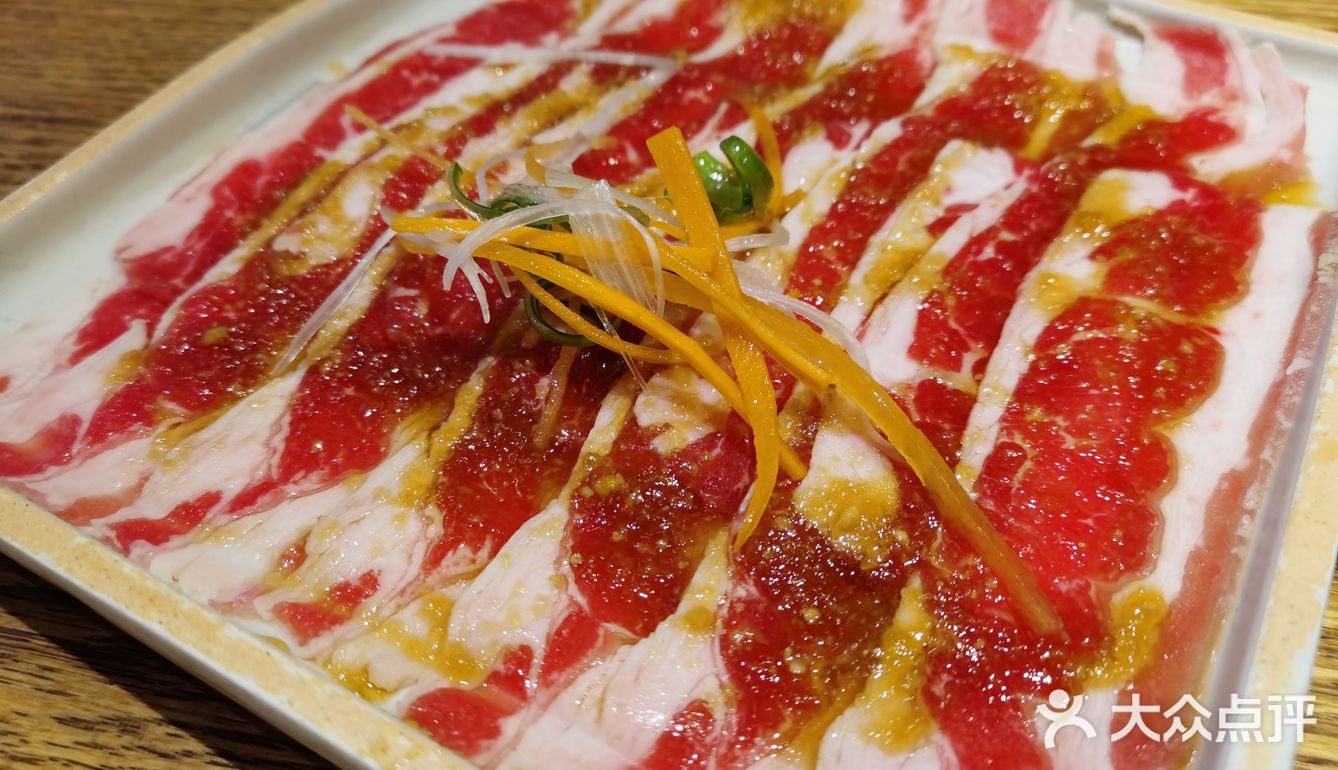 喜来稀肉也算是有好几家连锁的店了韩式烤肉卷上生菜