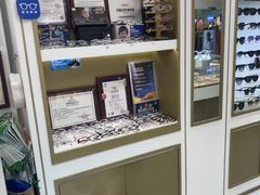 -美式眼镜·授权蔡司.依视路.尼康.豪雅.明月(人民广场店)