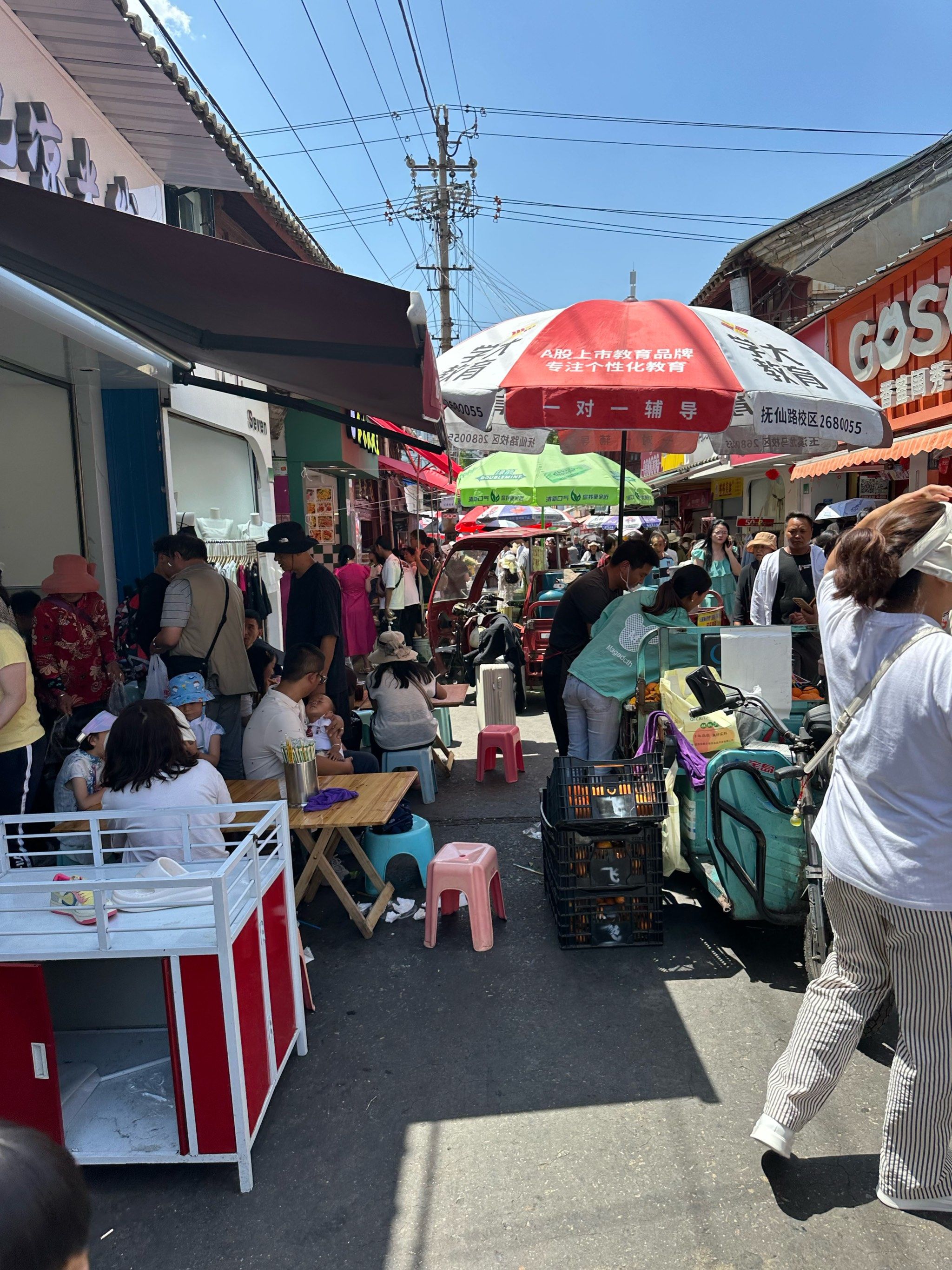 玉溪一日游安排了红塔
小庙街,步行街
在附近老店吃过饭,就来逛这