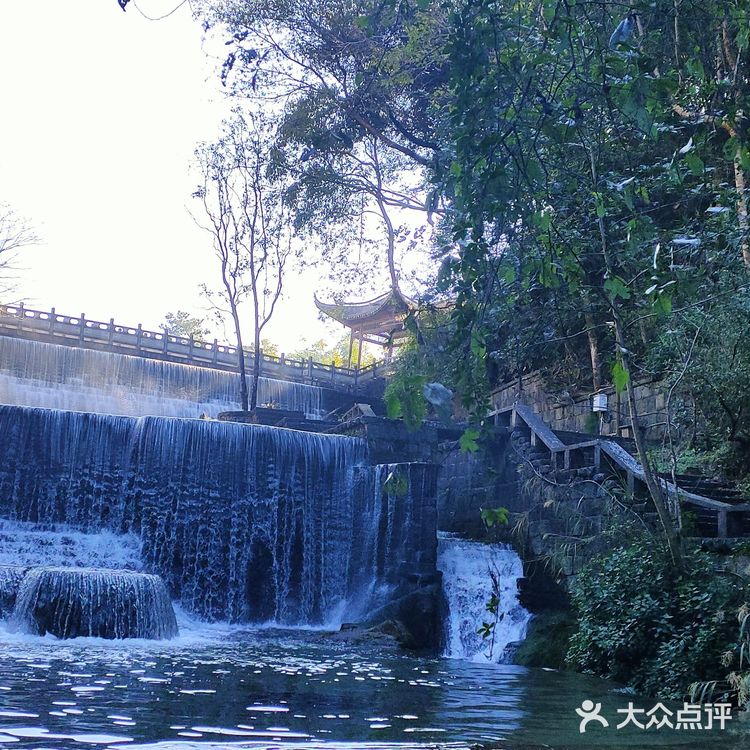应朋友相邀，终于四人成行来到腾冲，清晨驱车来叠水河瀑