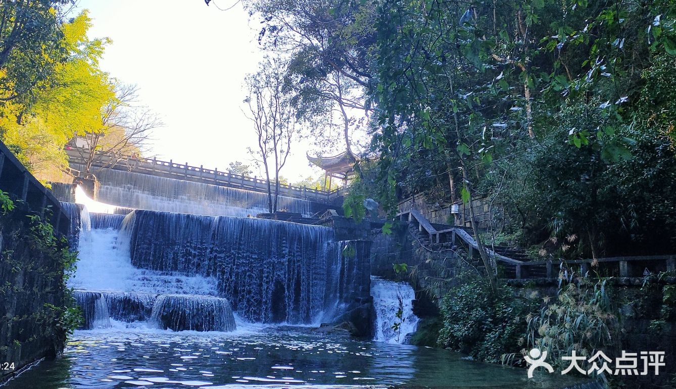 应朋友相邀，终于四人成行来到腾冲，清晨驱车来叠水河瀑