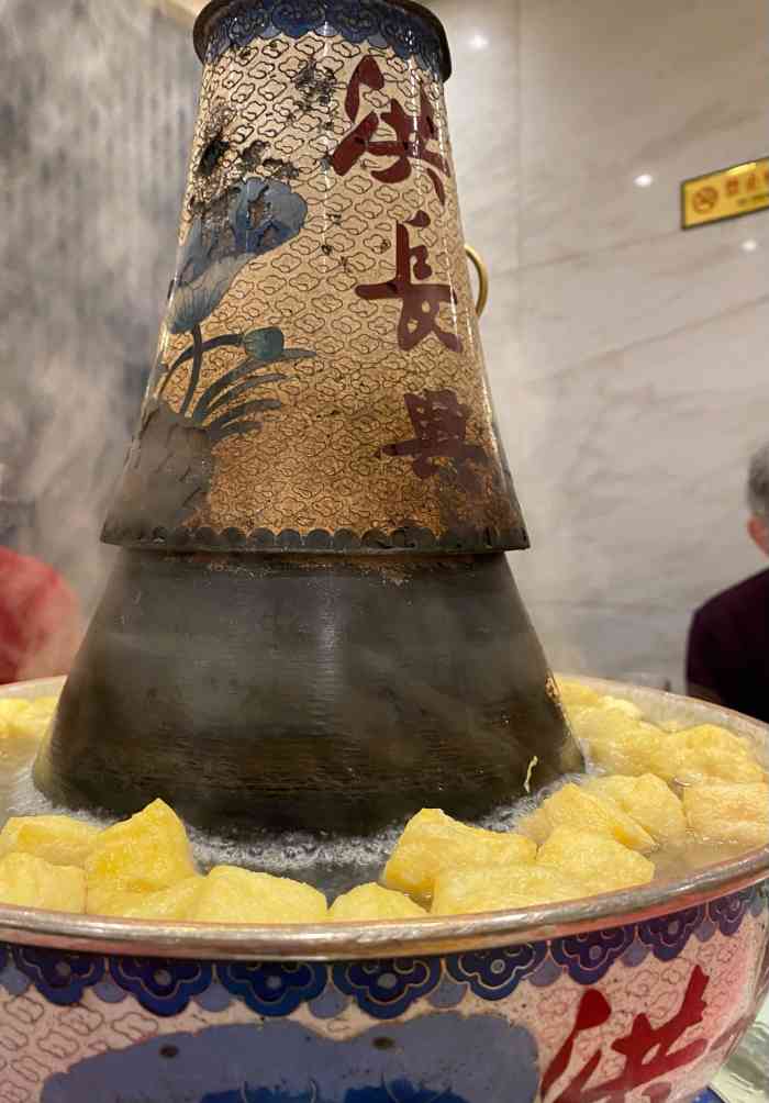 洪长兴(南京路店)-"过年之前和老同事聚会 选了老牌的火锅店 .