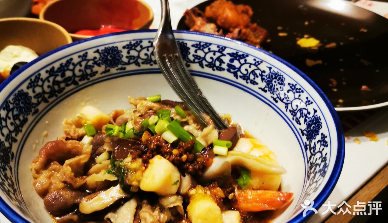 其实是酸酸的口味，很微妙。有调酒吧台，也有自助饮料