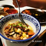 其实是酸酸的口味，很微妙。有调酒吧台，也有自助饮料