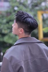 -一家只做男发烫染的店