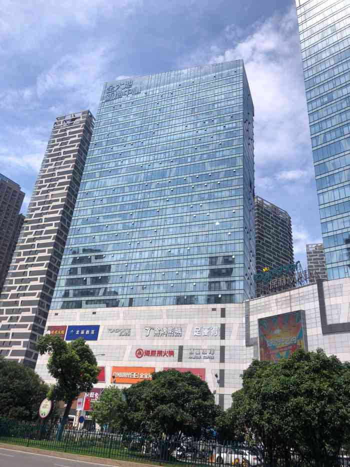 天鹅湖保利mall-"过来这边逛超市的,正好买完东西了就上来逛.