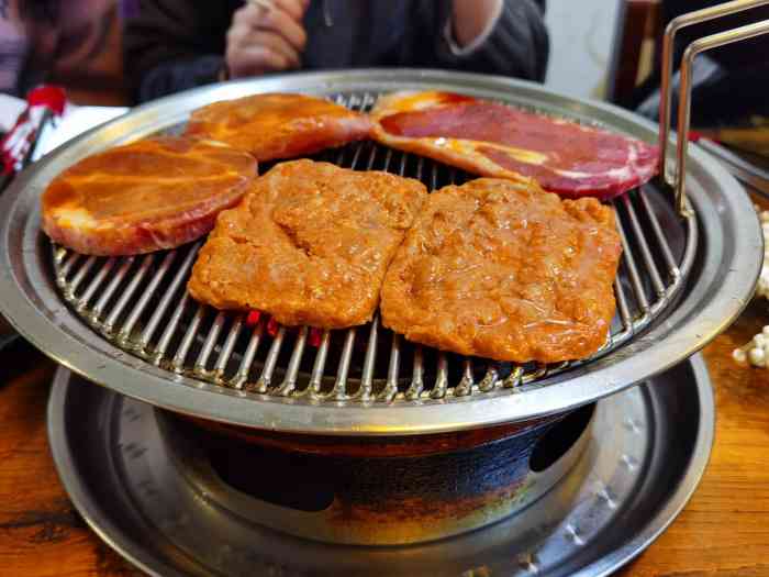 集安炭火烤肉-"位置很好找,正好中午在桂林路不知道吃点什.