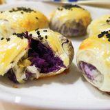手抓饼分5块卷入香肠，涂上蛋黄液和黑芝麻