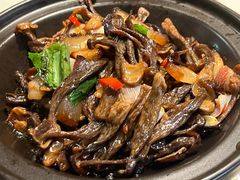 牛肝菌爆牛蛙-云海肴·汽锅鸡·云南菜(天山百盛优客店)