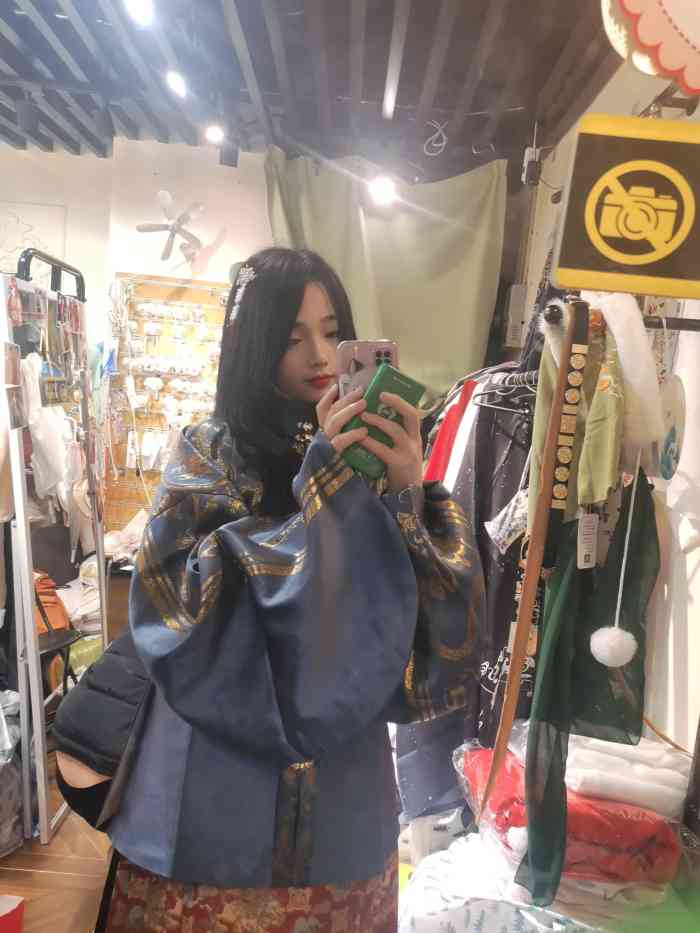 迪美购物中心-"迪美的东西倒还是很全的,很多小的化妆专柜.