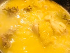 浓厚原只鸡煲花胶汤-鲜入围煮花胶鸡海鲜火锅