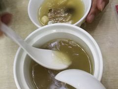 白莲炖尾龙骨汤-东平传统鸡饭(德信华城店)
