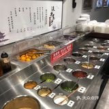 矿泉水锅底的台湾火锅