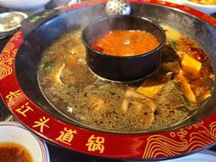 秘制鸳鸯菌汤锅-三江两海老火锅(北京首店)
