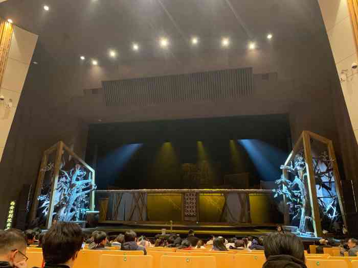 西演space-易俗大剧院-""易俗"两个字,最容易让人将百年的"易俗.