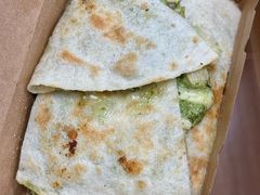 香草罗勒鸡肉奶酪饼-CIN CIN CANTINA&BAR