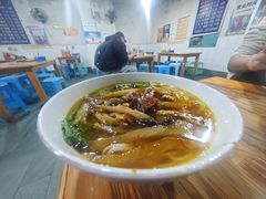 酸菜肉丝米线-越洋肖氏老米线(杨家坪店)
