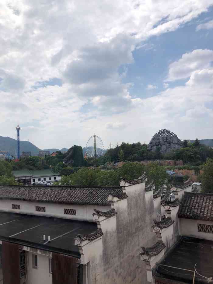 横店影视城梦驿梦幻酒店-"在梦幻谷一号门对面 预定的标间 开始给的.