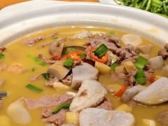 牛肉烧毛芋-头上红煨盐鸡乡村食府