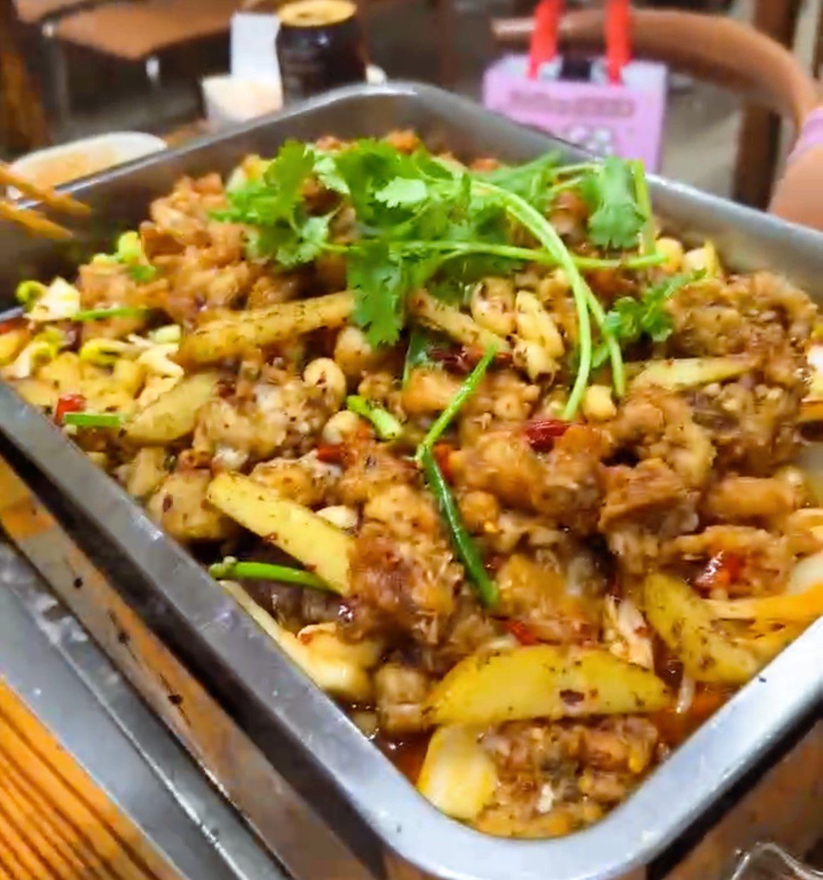 就在城中村里面～点的是炭烤田鸡味道不错,肉质很鲜美,就是典型的苍蝇
