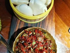 伊犁辣皮子炒肉配馍-楼兰新疆主题餐厅(悠方店)